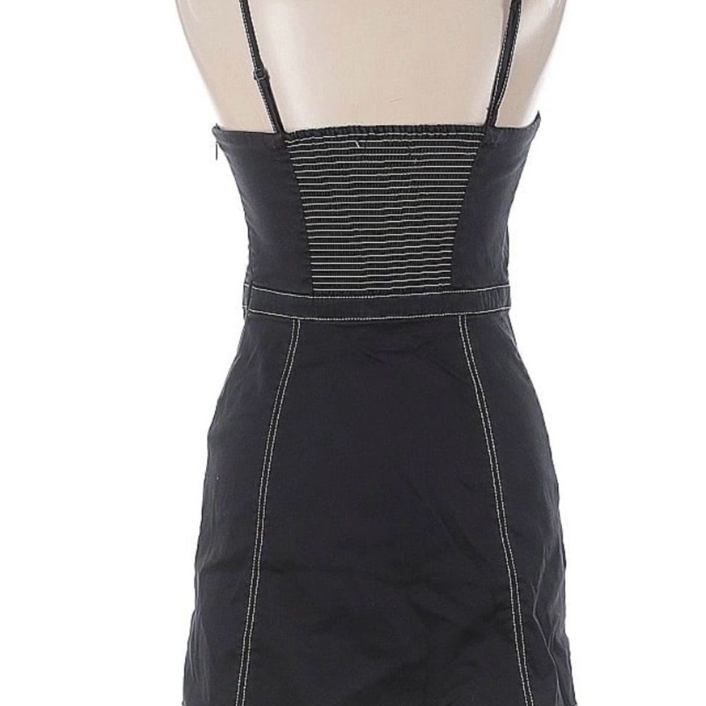 Elegant Black Strappy Dress - Picture 4 of 9